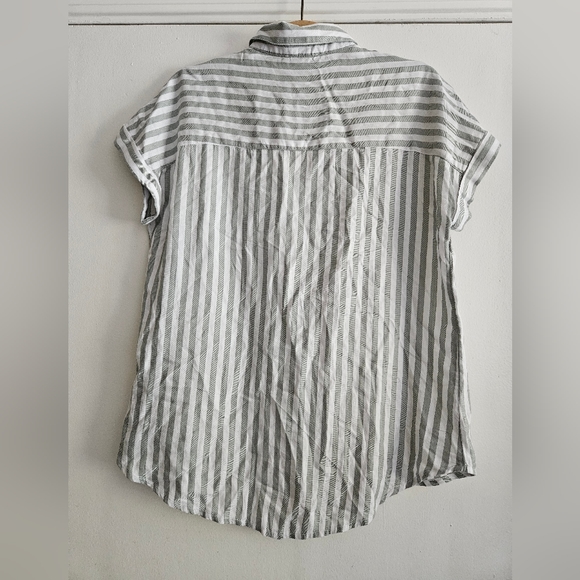Beachlunchlounge Grey and White Striped Short Sleeve Button Up Blouse Size Med - Picture 3 of 7